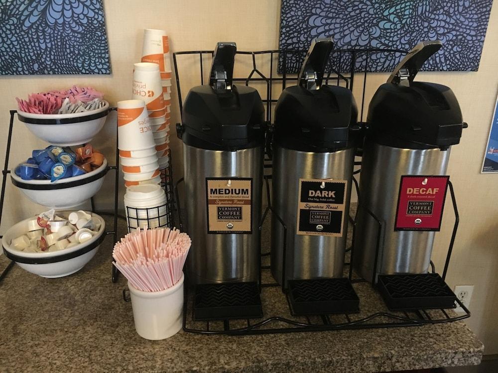Comfort Inn & Suites Burlington Bagian luar foto