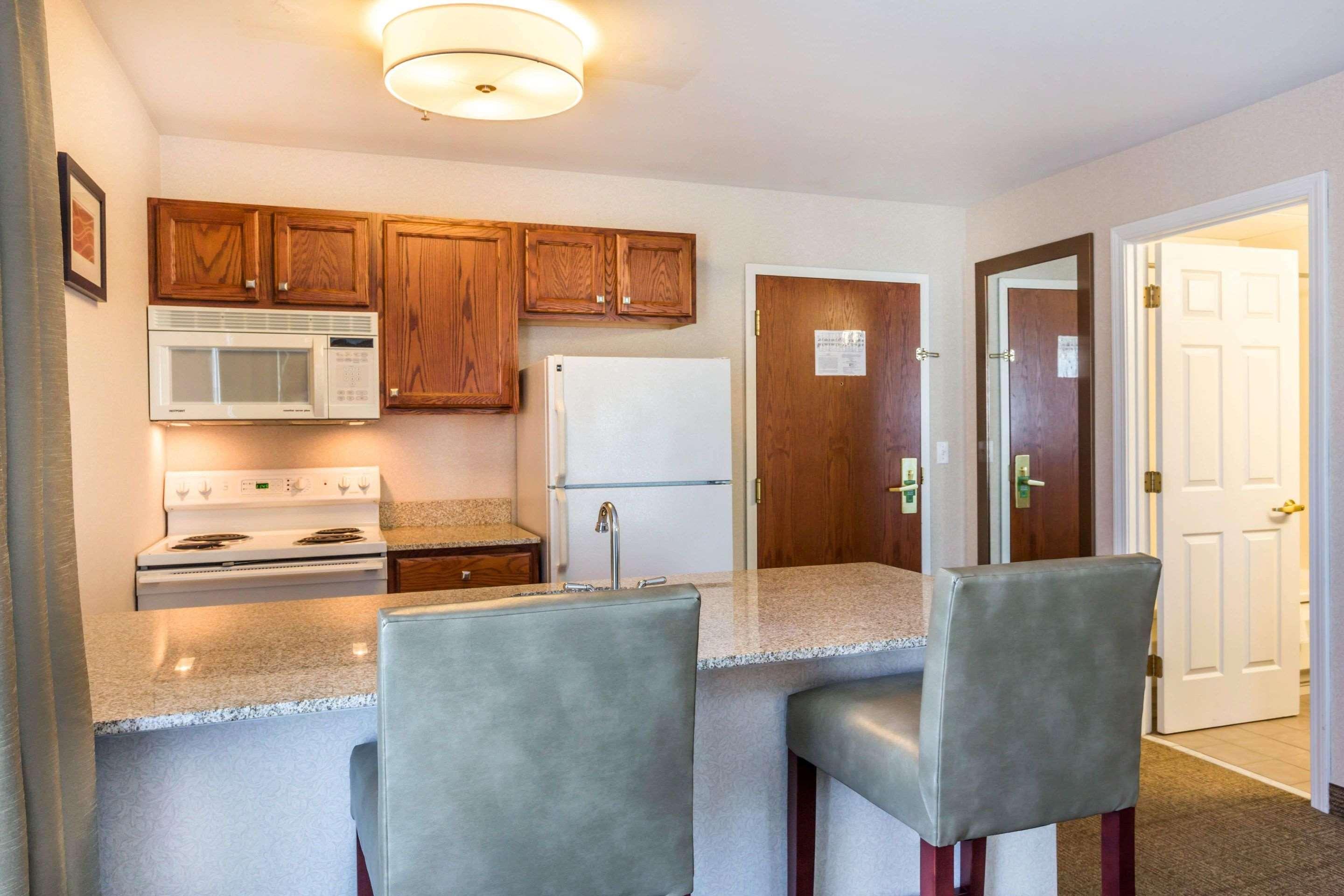 Comfort Inn & Suites Burlington Bagian luar foto