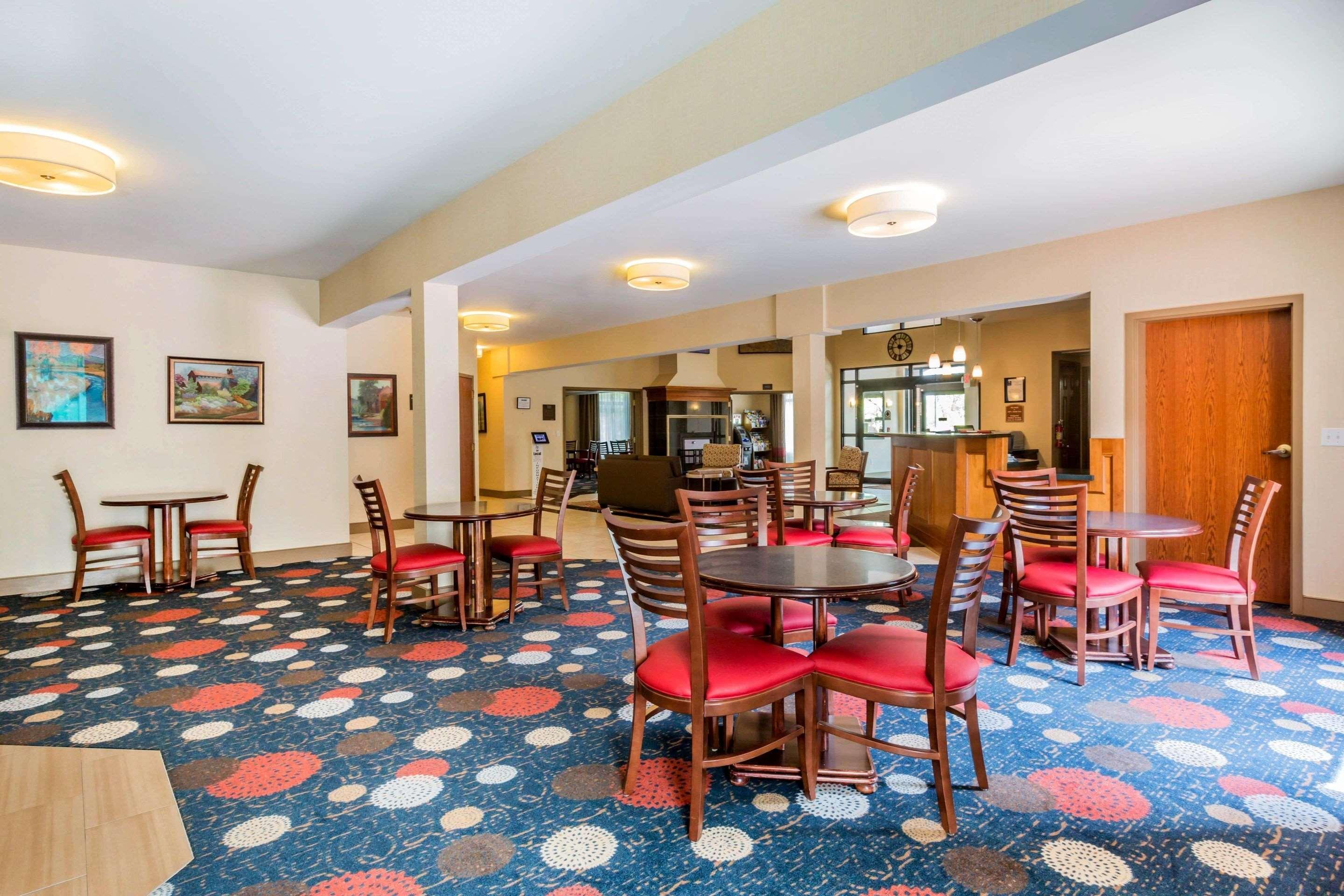 Comfort Inn & Suites Burlington Bagian luar foto