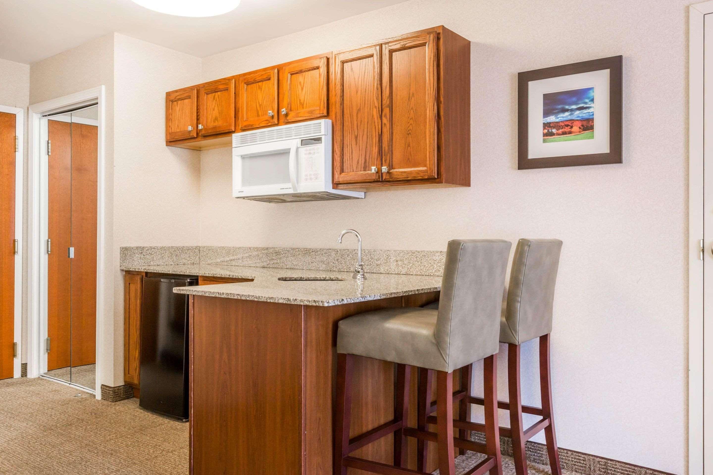 Comfort Inn & Suites Burlington Bagian luar foto