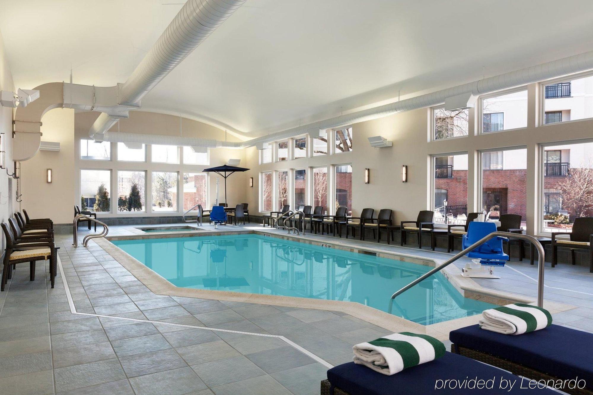 Comfort Inn & Suites Burlington Bagian luar foto